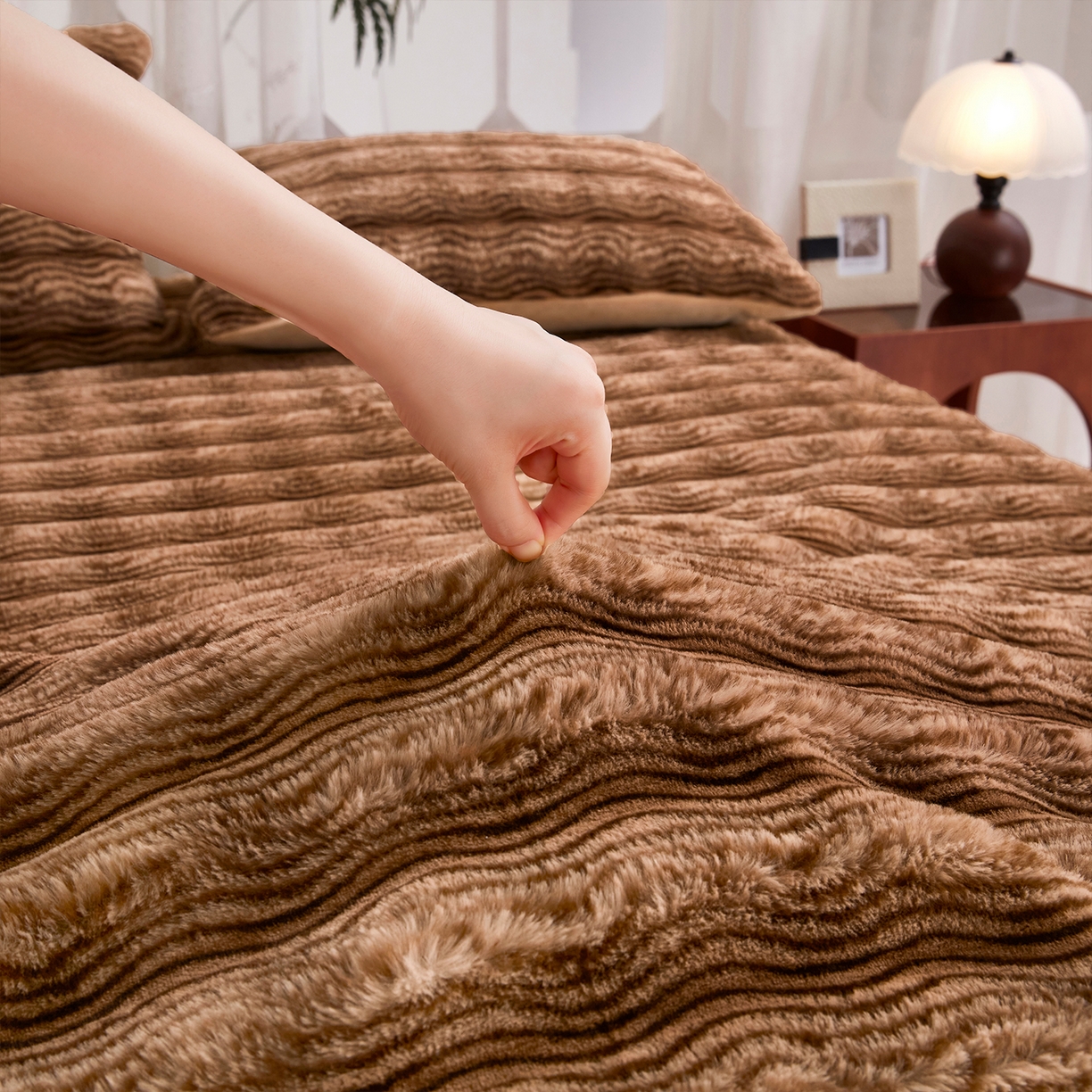 91家纺网 家纺一手货源 找家纺 乐居家纺 2025新款加厚兔毛绒纯色床笠系列 波纹-云雾棕