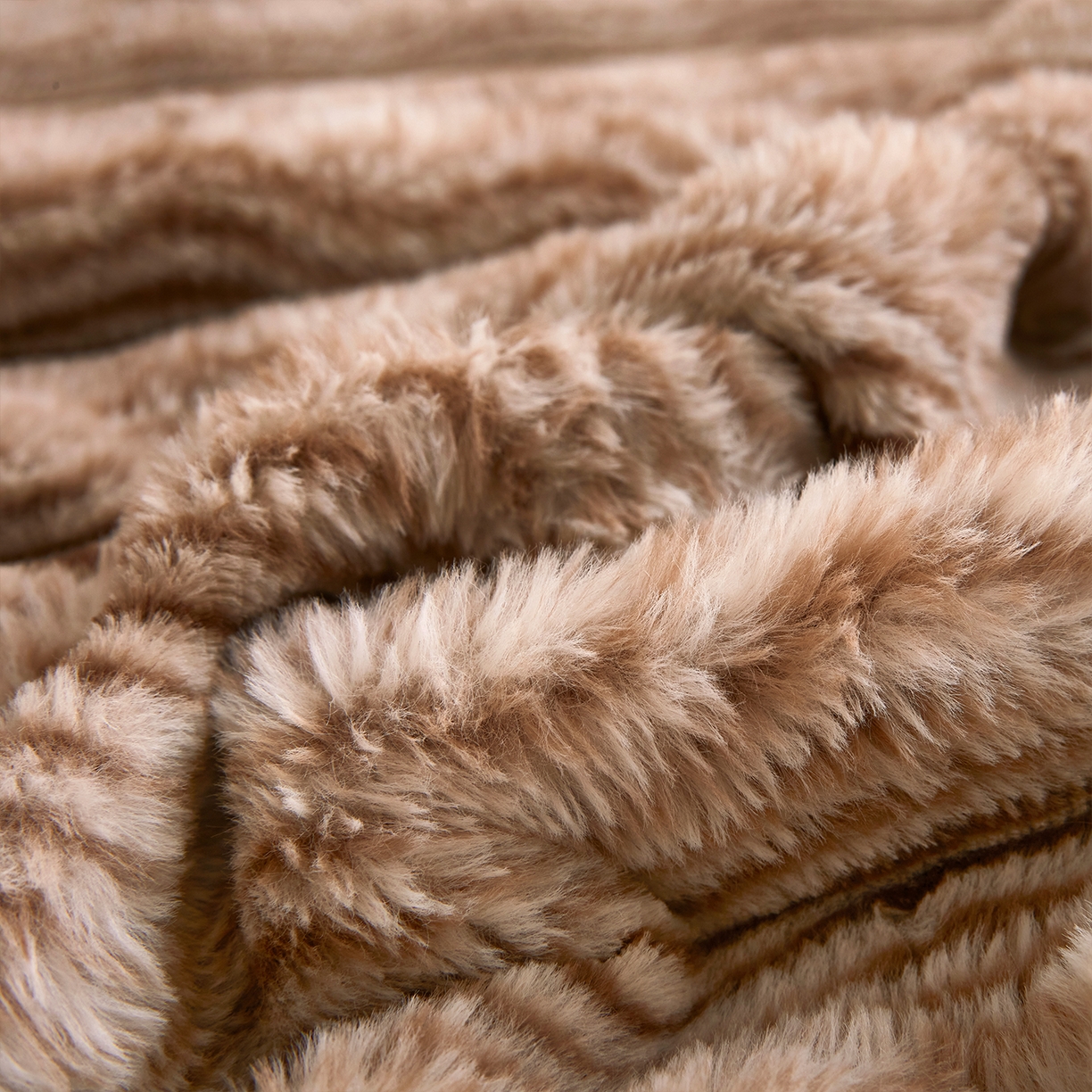 91家纺网 家纺一手货源 找家纺 乐居家纺 2025新款加厚兔毛绒纯色床笠系列 波纹-云雾咖