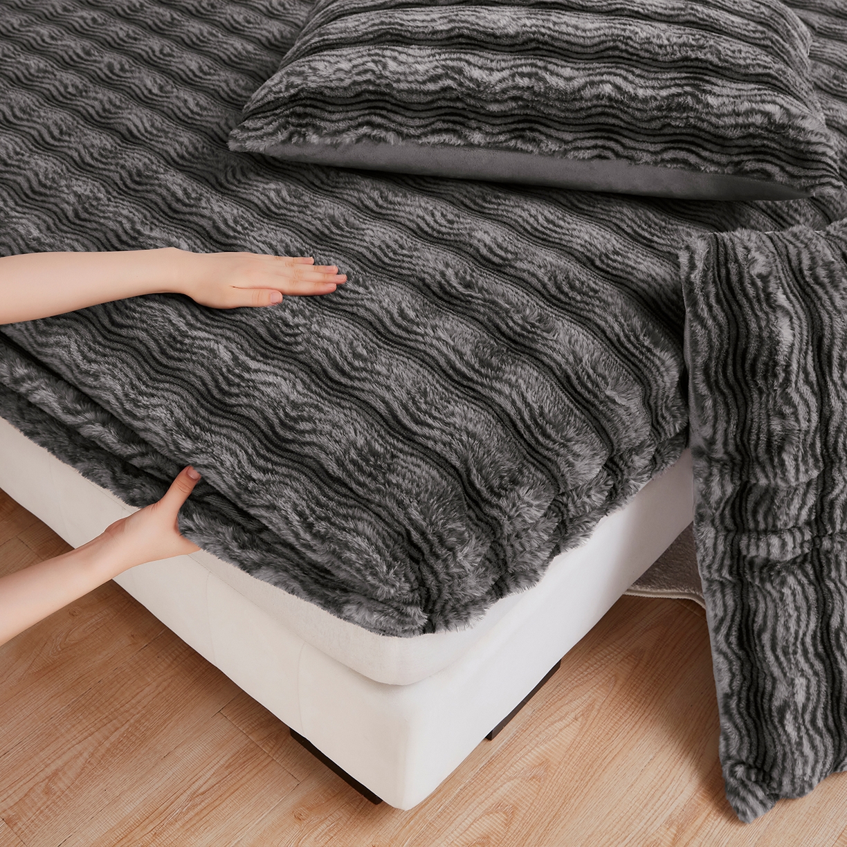 91家纺网 家纺一手货源 找家纺 乐居家纺 2025新款加厚兔毛绒纯色床笠系列 波纹-云雾深灰