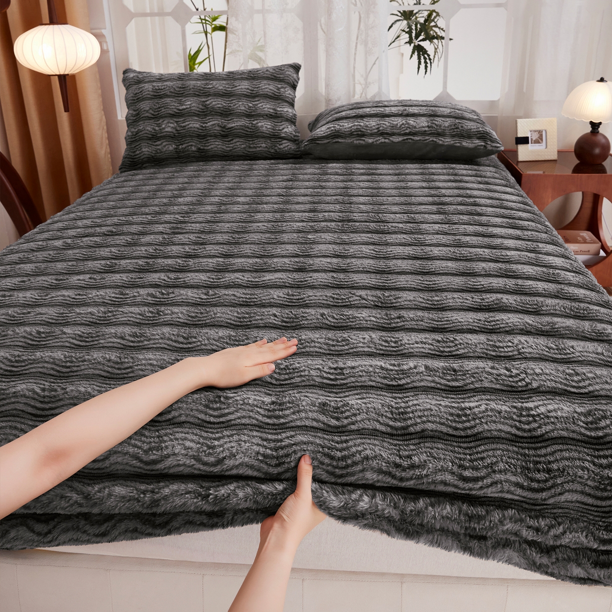 91家纺网 家纺一手货源 找家纺 乐居家纺 2025新款加厚兔毛绒纯色床笠系列 波纹-云雾深灰