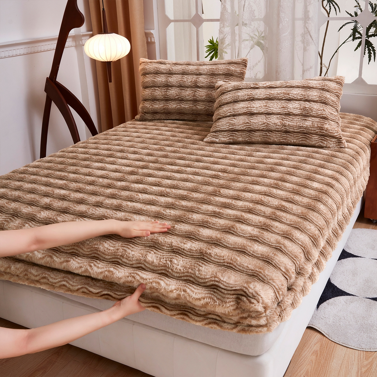 91家纺网 家纺一手货源 找家纺 乐居家纺 2025新款加厚兔毛绒纯色床笠系列 波纹-云雾咖