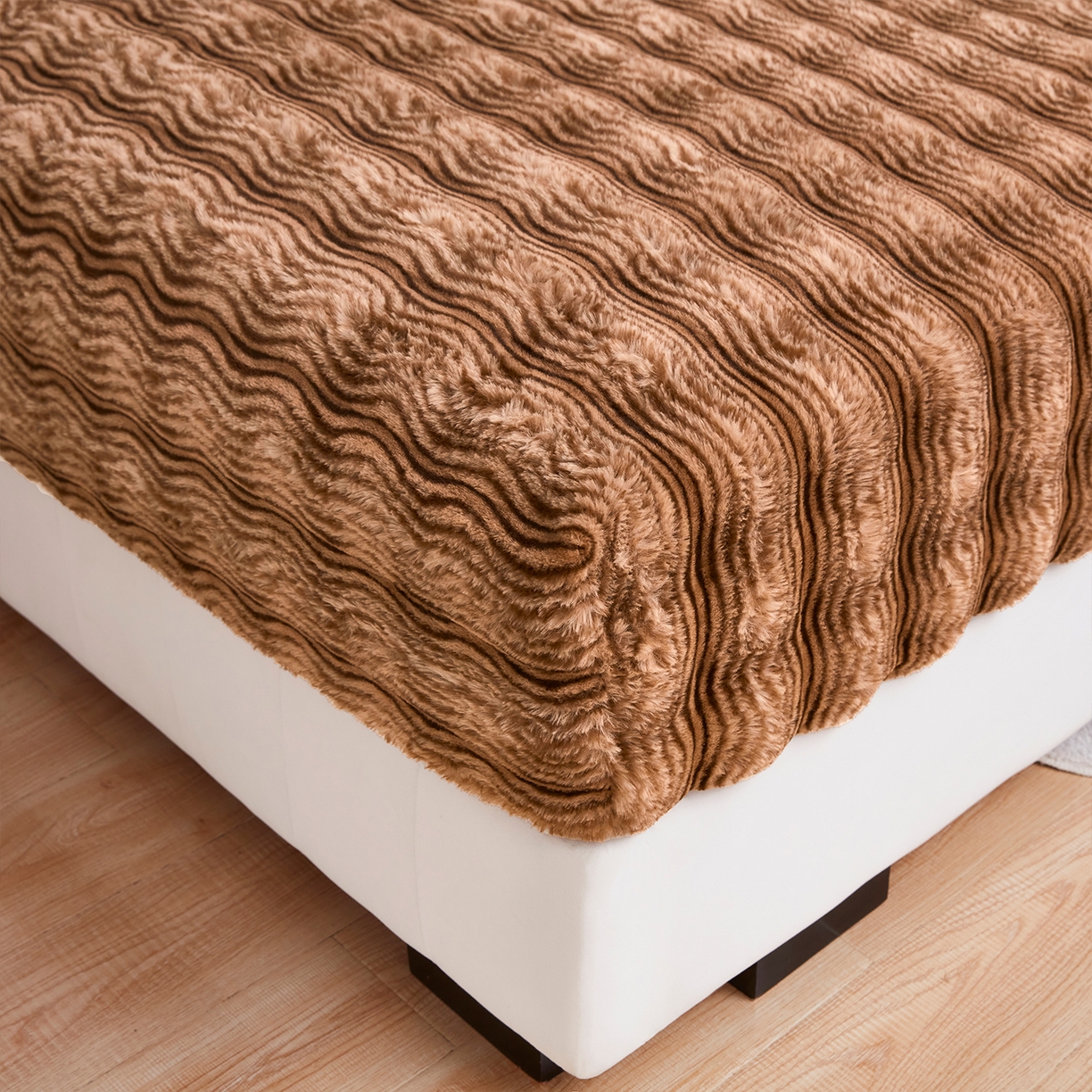 91家纺网 家纺一手货源 找家纺 乐居家纺 2025新款加厚兔毛绒纯色床笠系列 波纹-云雾棕