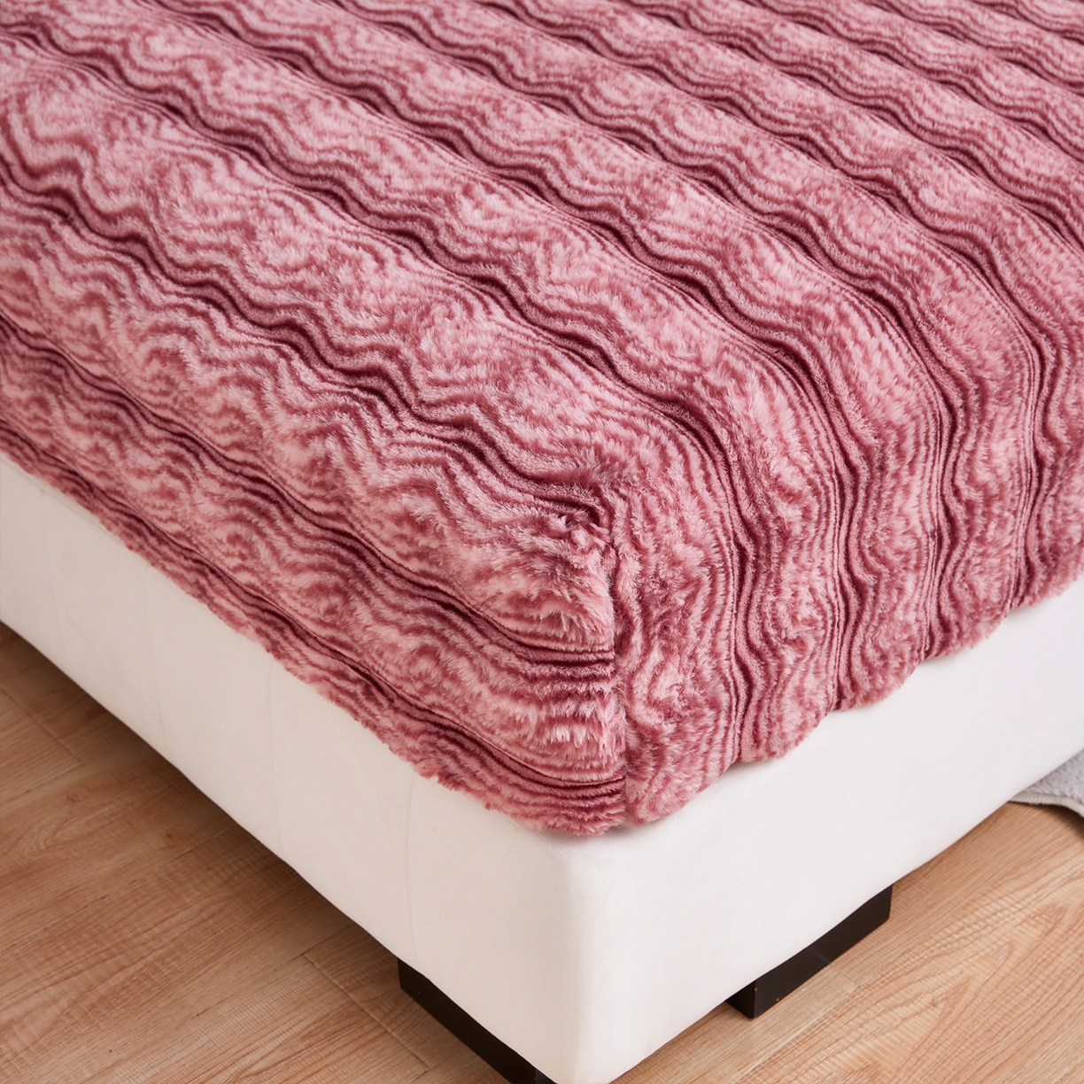 91家纺网 家纺一手货源 找家纺 乐居家纺 2025新款加厚兔毛绒纯色床笠系列 波纹-云雾嫣红