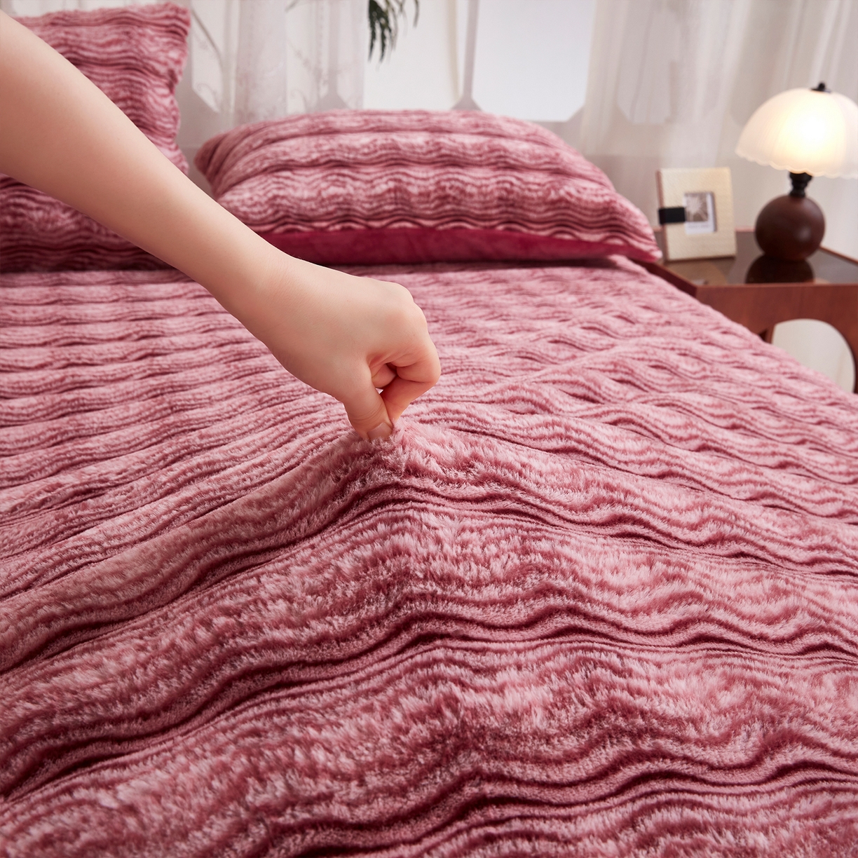 91家纺网 家纺一手货源 找家纺 乐居家纺 2025新款加厚兔毛绒纯色床笠系列 波纹-云雾嫣红