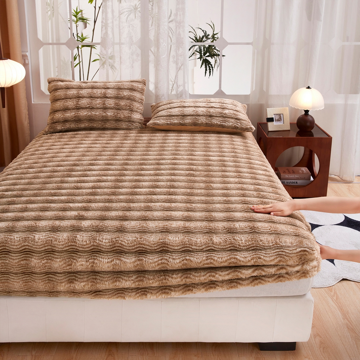 91家纺网 家纺一手货源 找家纺 乐居家纺 2025新款加厚兔毛绒纯色床笠系列 波纹-云雾咖