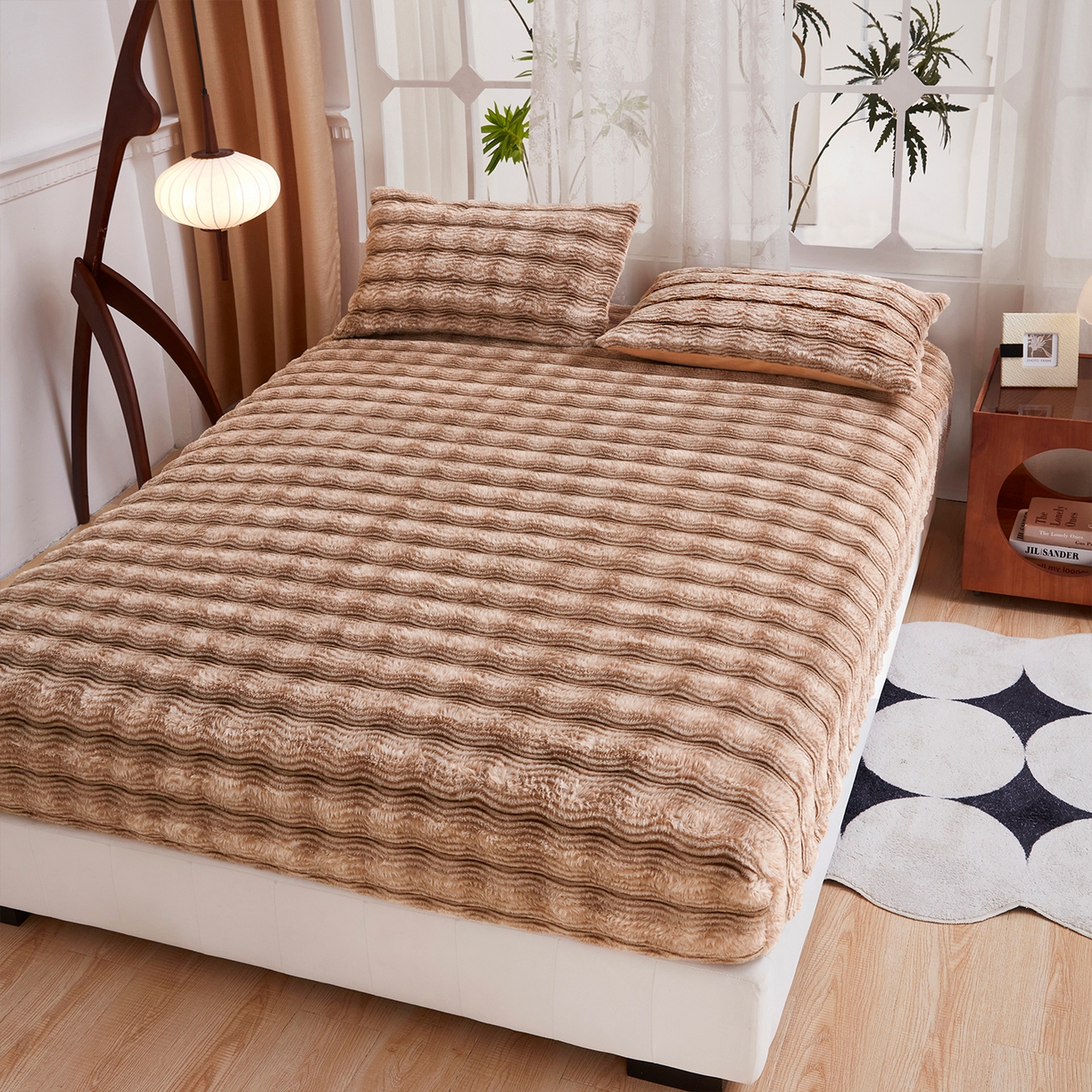 91家纺网 家纺一手货源 找家纺 乐居家纺 2025新款加厚兔毛绒纯色床笠系列 波纹-云雾咖