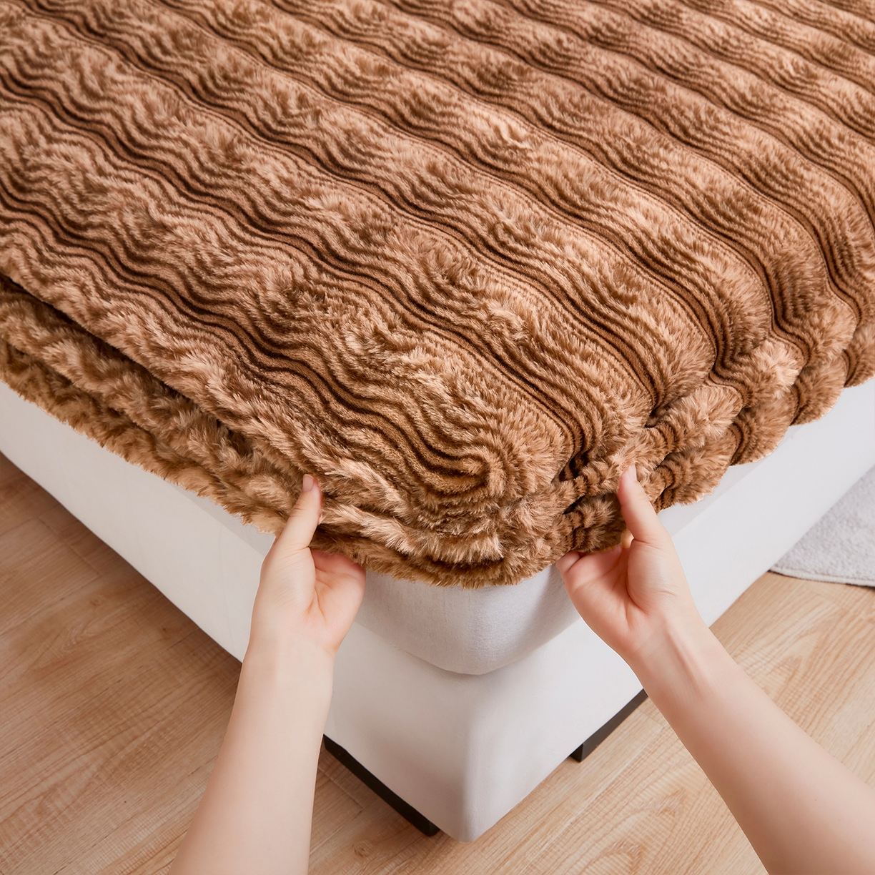 91家纺网 家纺一手货源 找家纺 乐居家纺 2025新款加厚兔毛绒纯色床笠系列 波纹-云雾棕