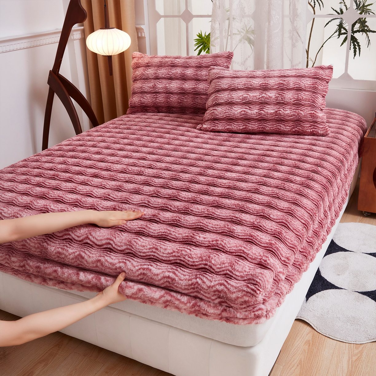 91家纺网 家纺一手货源 找家纺 乐居家纺 2025新款加厚兔毛绒纯色床笠系列 波纹-云雾嫣红