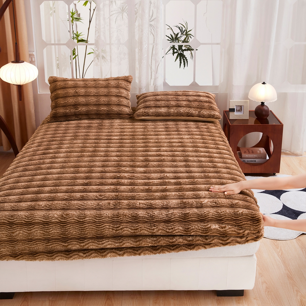 91家纺网 家纺一手货源 找家纺 乐居家纺 2025新款加厚兔毛绒纯色床笠系列 波纹-云雾棕