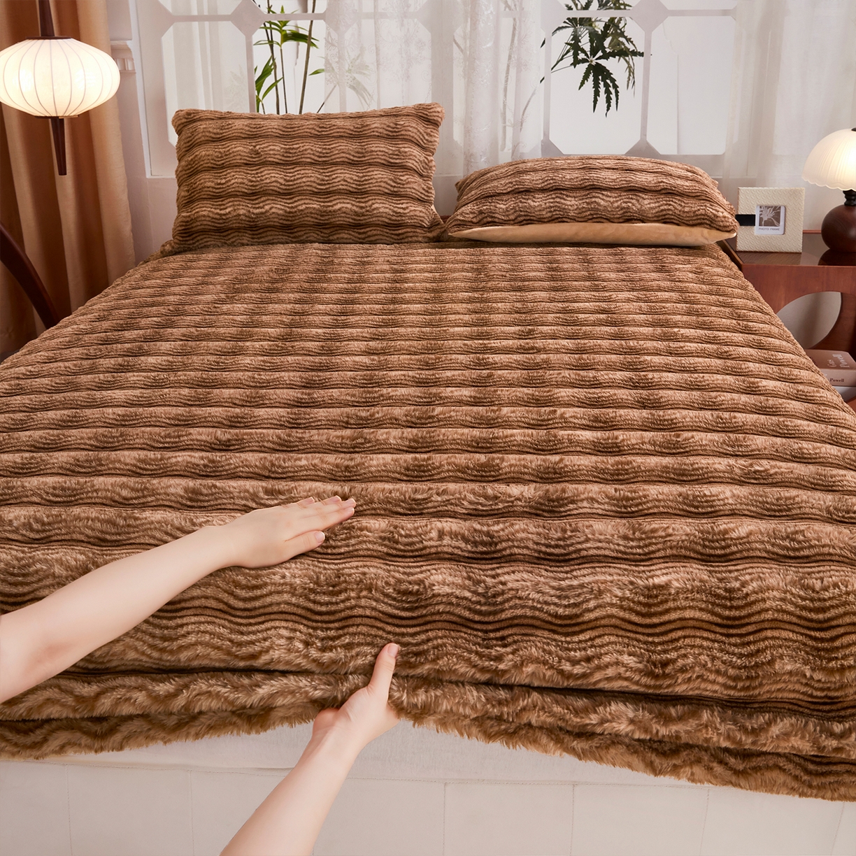 91家纺网 家纺一手货源 找家纺 乐居家纺 2025新款加厚兔毛绒纯色床笠系列 波纹-云雾棕