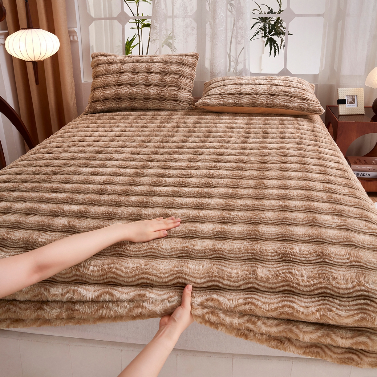 91家纺网 家纺一手货源 找家纺 乐居家纺 2025新款加厚兔毛绒纯色床笠系列 波纹-云雾咖