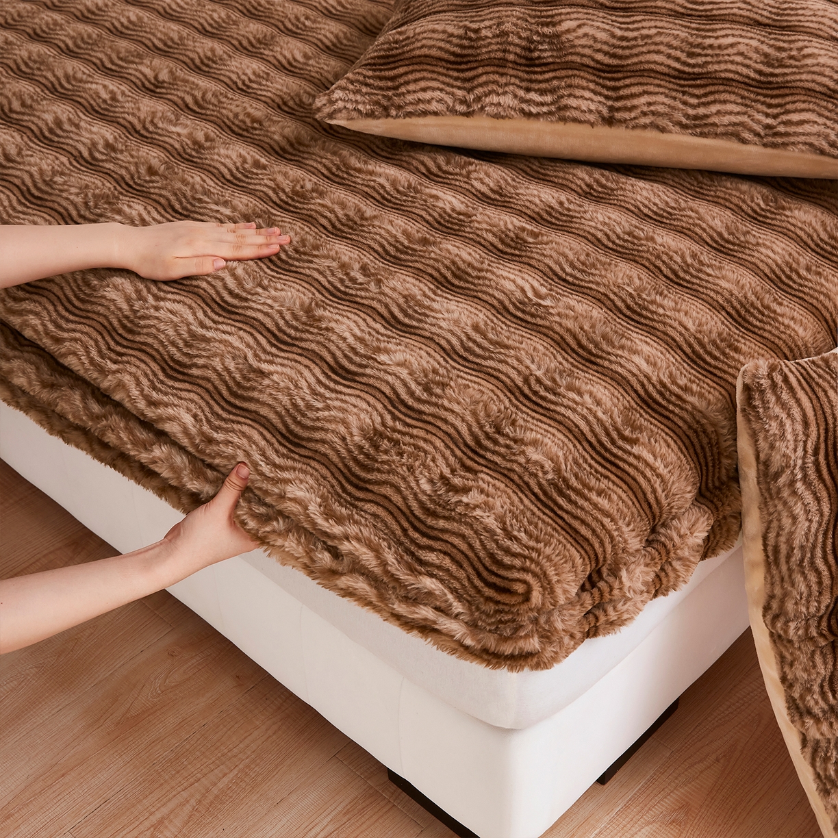 91家纺网 家纺一手货源 找家纺 乐居家纺 2025新款加厚兔毛绒纯色床笠系列 波纹-云雾棕