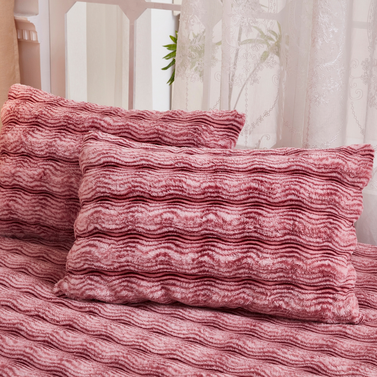 91家纺网 家纺一手货源 找家纺 乐居家纺 2025新款加厚兔毛绒纯色床笠系列 波纹-云雾嫣红