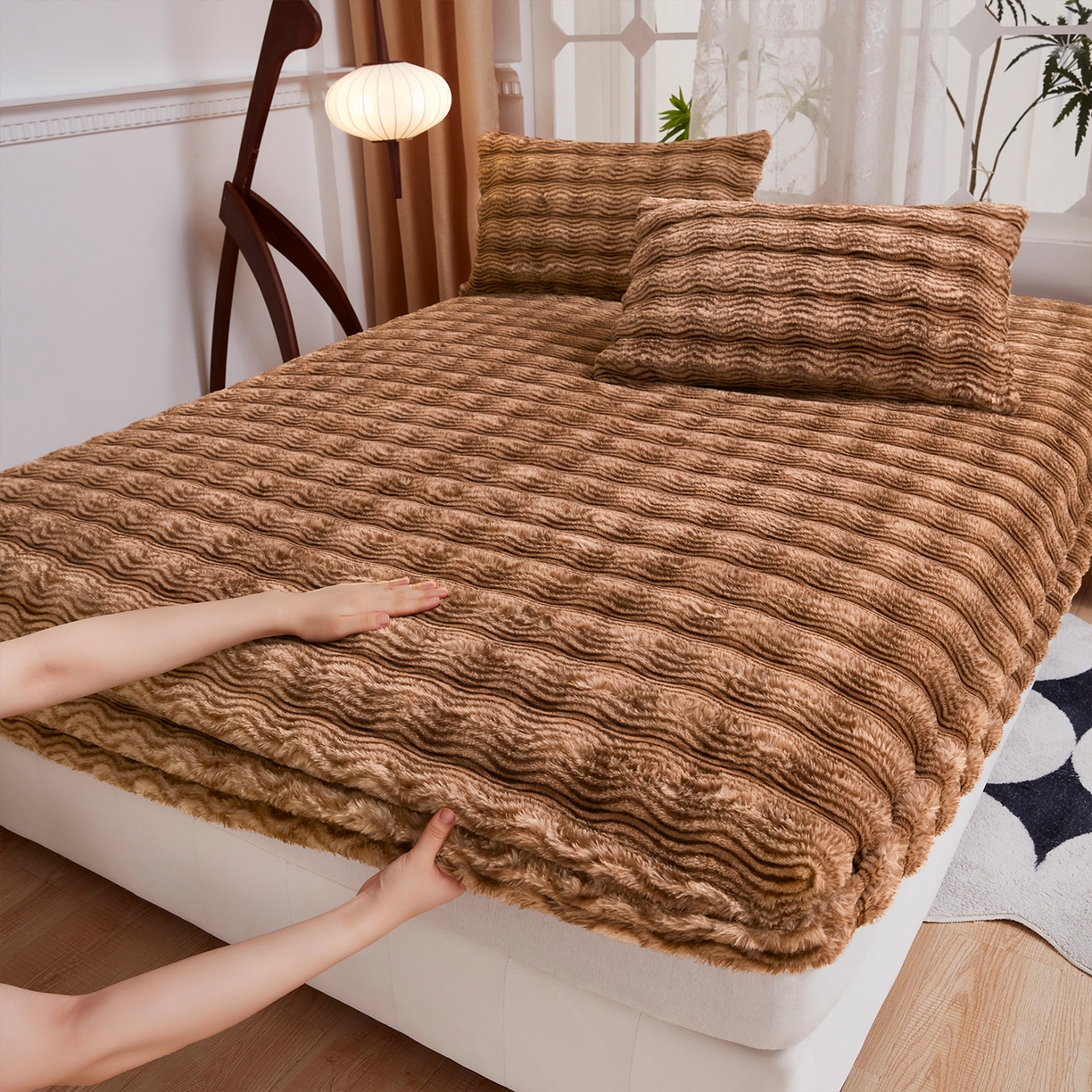 91家纺网 家纺一手货源 找家纺 乐居家纺 2025新款加厚兔毛绒纯色床笠系列 波纹-云雾棕
