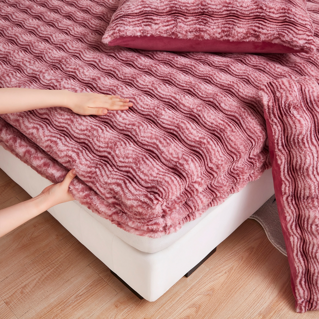 91家纺网 家纺一手货源 找家纺 乐居家纺 2025新款加厚兔毛绒纯色床笠系列 波纹-云雾嫣红