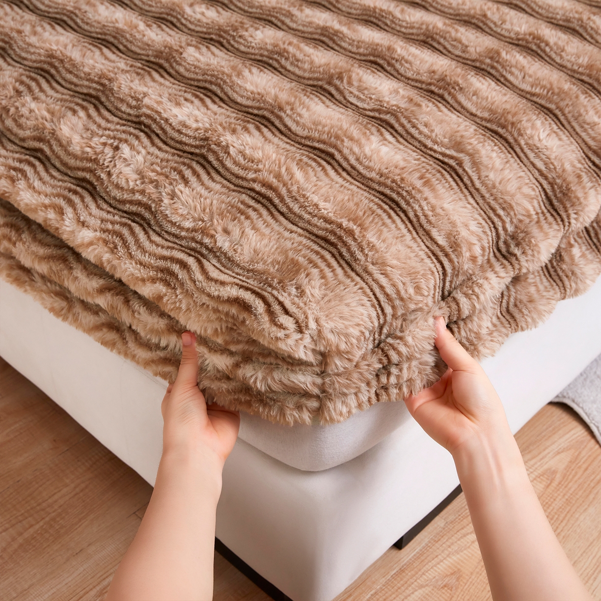 91家纺网 家纺一手货源 找家纺 乐居家纺 2025新款加厚兔毛绒纯色床笠系列 波纹-云雾咖