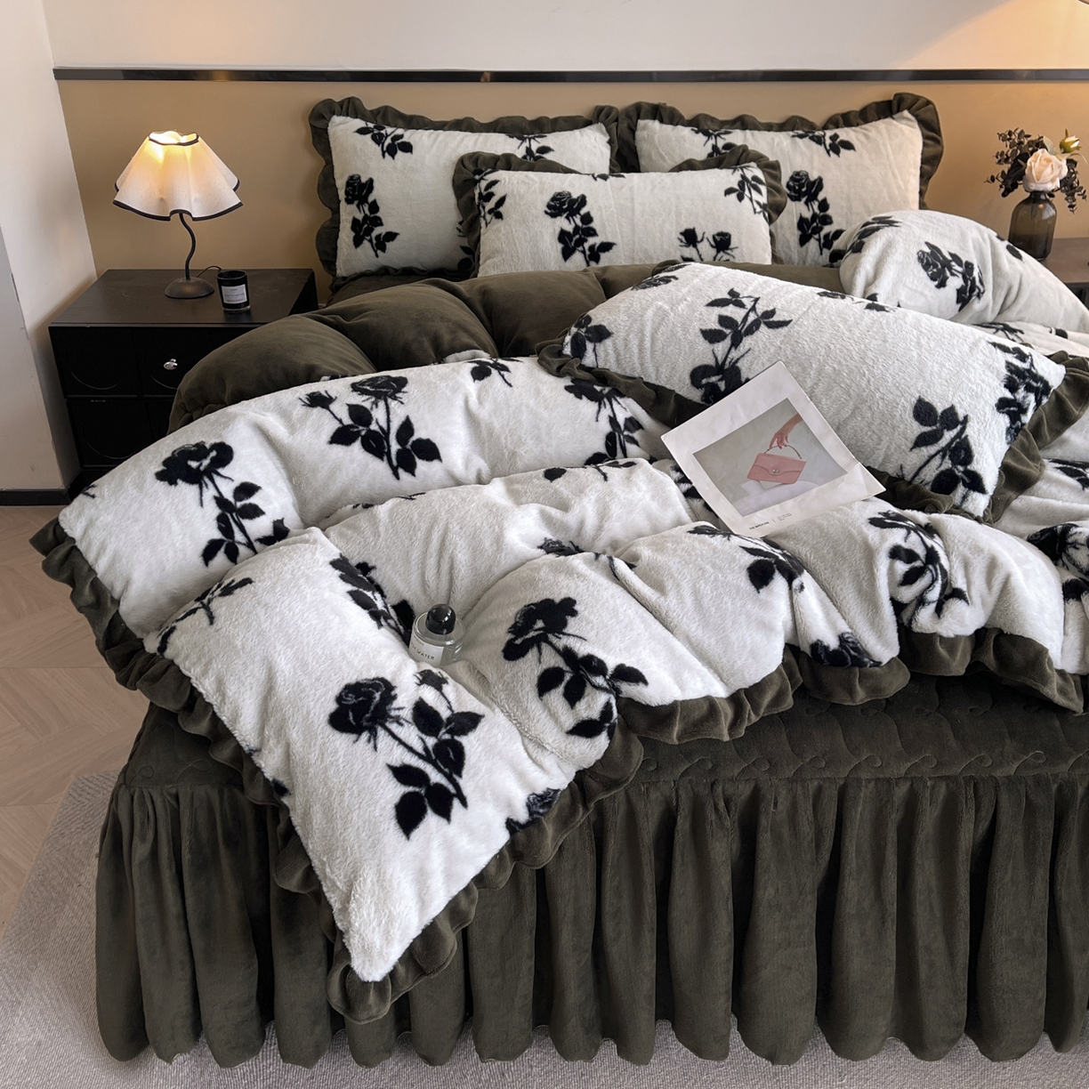 91家纺网 家纺一手货源 找家纺 恋尚 2025新款懒兔毛绒夹棉牛奶绒床笠式床裙四件套（控价238元起） 枝梦