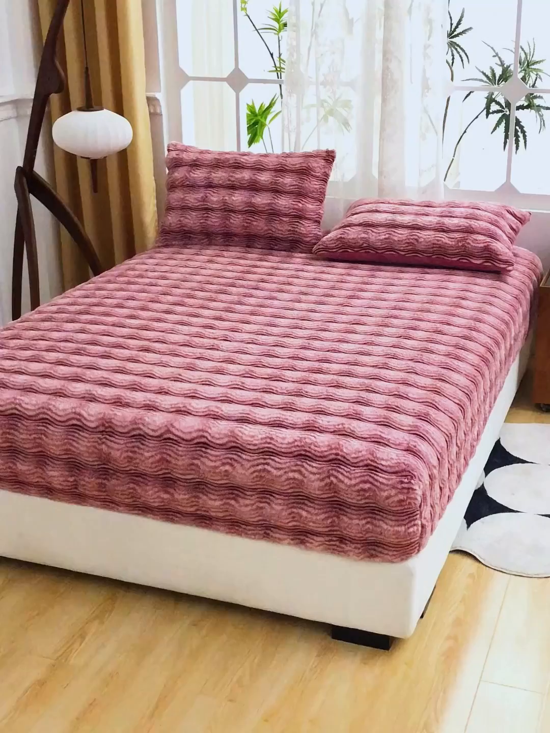91家纺网 家纺一手货源 找家纺 乐居家纺 2025新款加厚兔毛绒纯色床笠系列 波纹-云雾嫣红