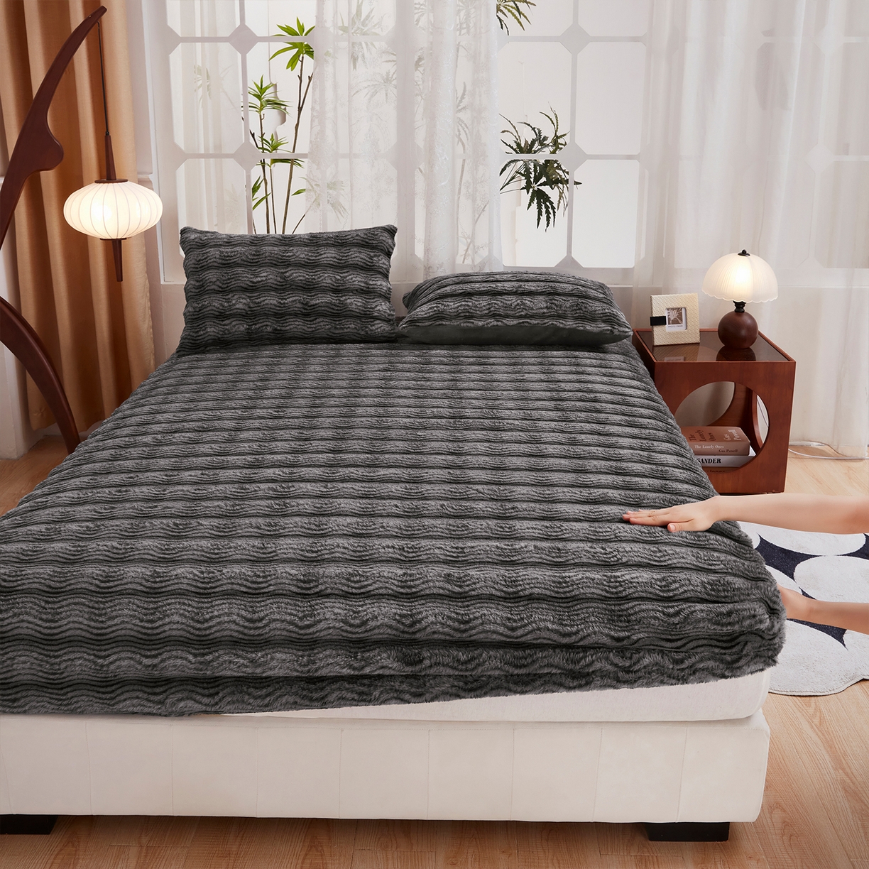 91家纺网 家纺一手货源 找家纺 乐居家纺 2025新款加厚兔毛绒纯色床笠系列 波纹-云雾深灰