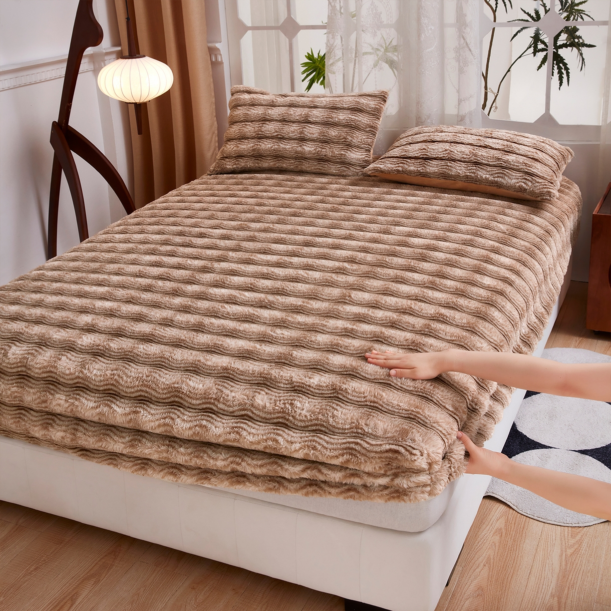 91家纺网 家纺一手货源 找家纺 乐居家纺 2025新款加厚兔毛绒纯色床笠系列 波纹-云雾咖