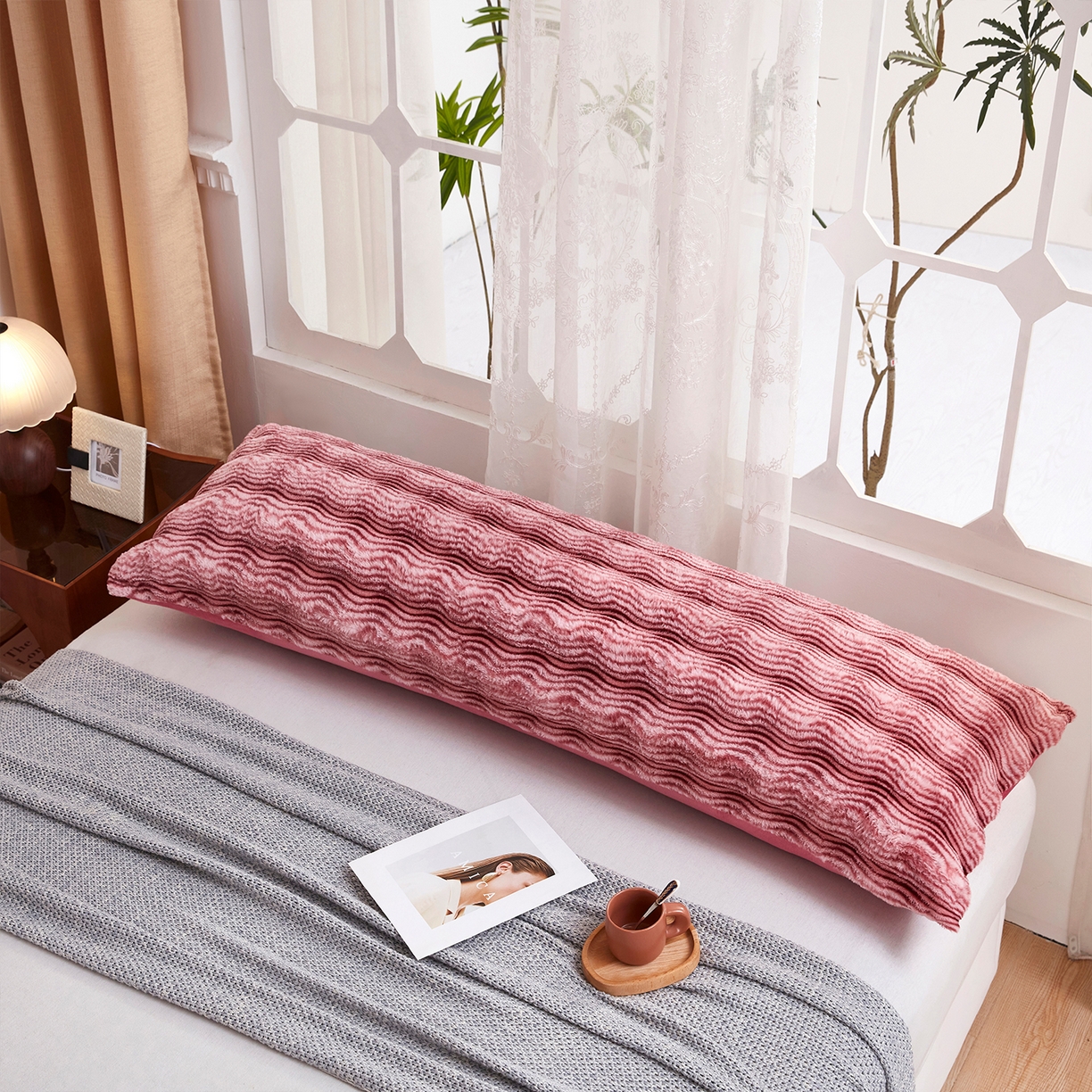 91家纺网 家纺一手货源 找家纺 乐居家纺 2025新款加厚兔毛绒纯色双人枕系列 波纹-云雾嫣红