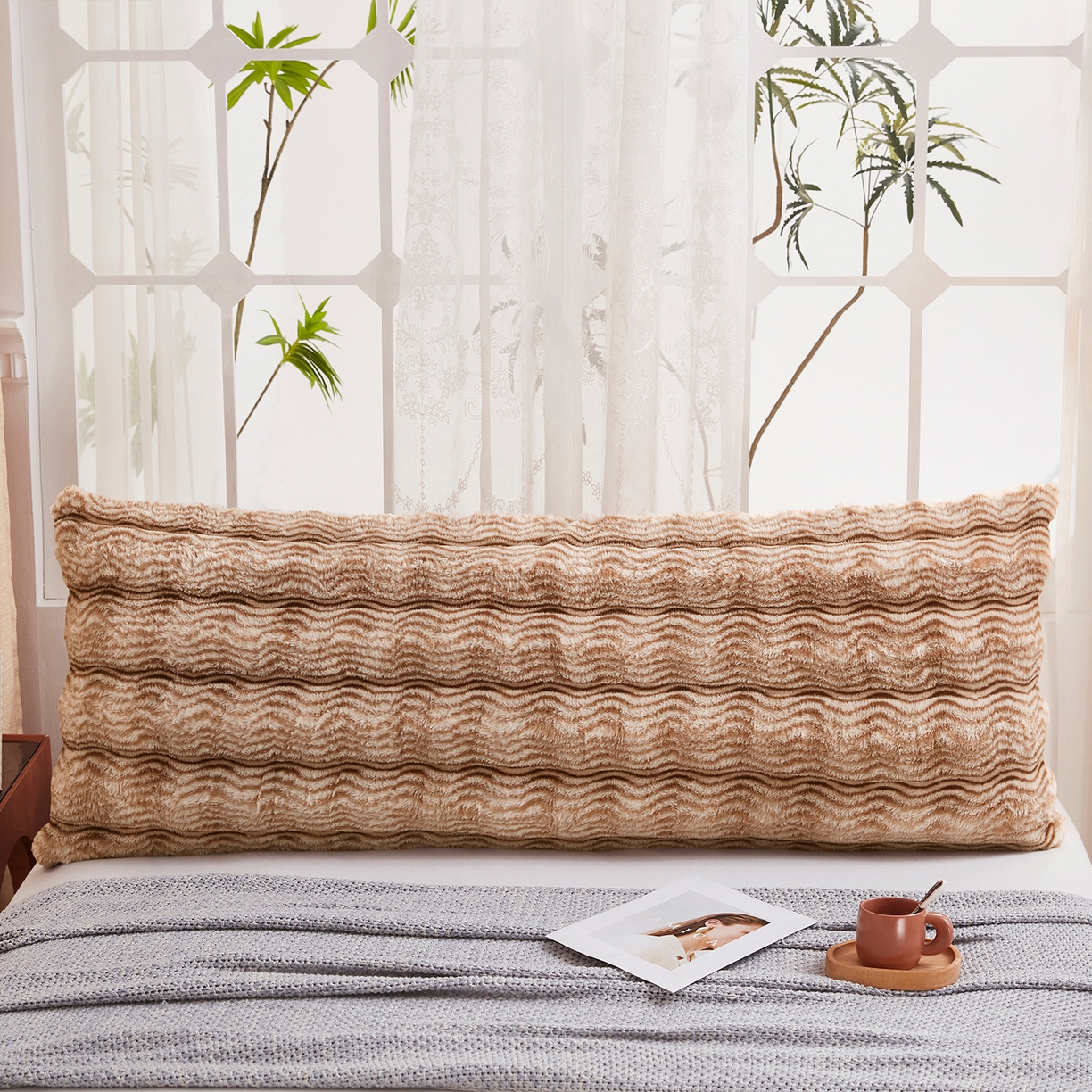 91家纺网 家纺一手货源 找家纺 乐居家纺 2025新款加厚兔毛绒纯色双人枕系列 波纹-云雾咖