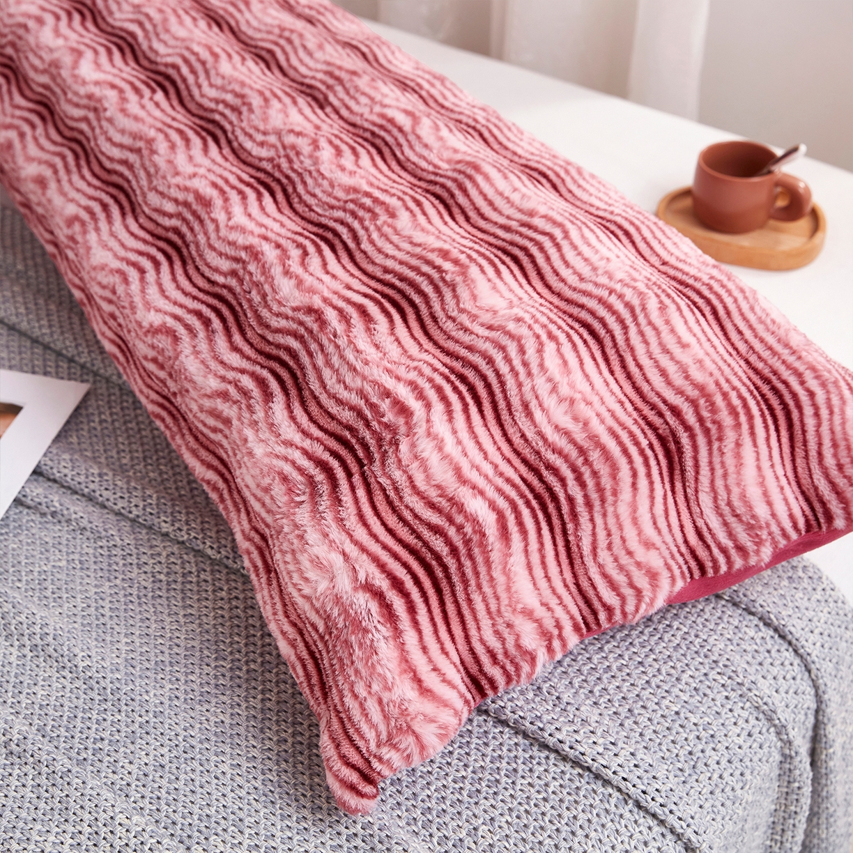 91家纺网 家纺一手货源 找家纺 乐居家纺 2025新款加厚兔毛绒纯色双人枕系列 波纹-云雾嫣红