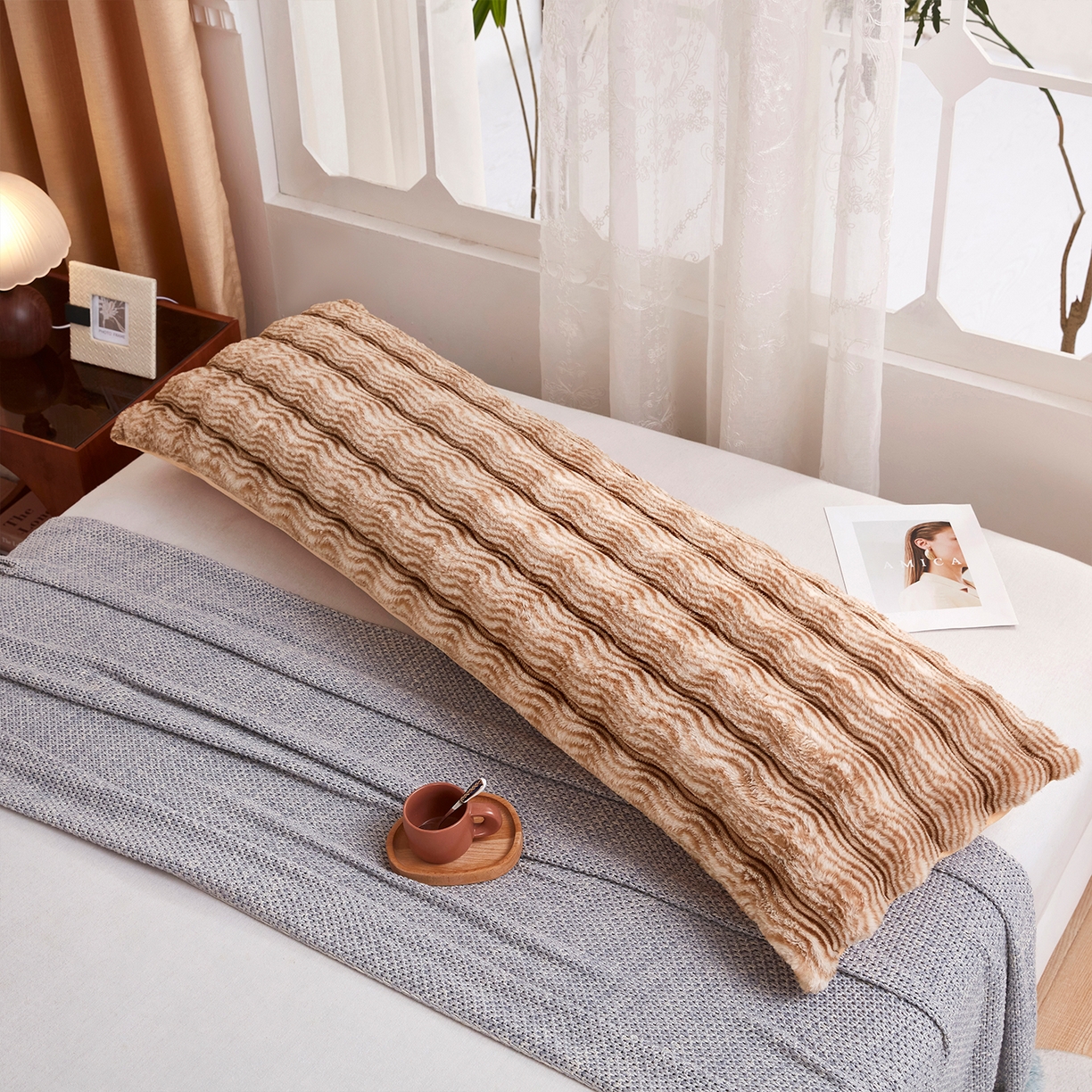 91家纺网 家纺一手货源 找家纺 乐居家纺 2025新款加厚兔毛绒纯色双人枕系列 波纹-云雾咖