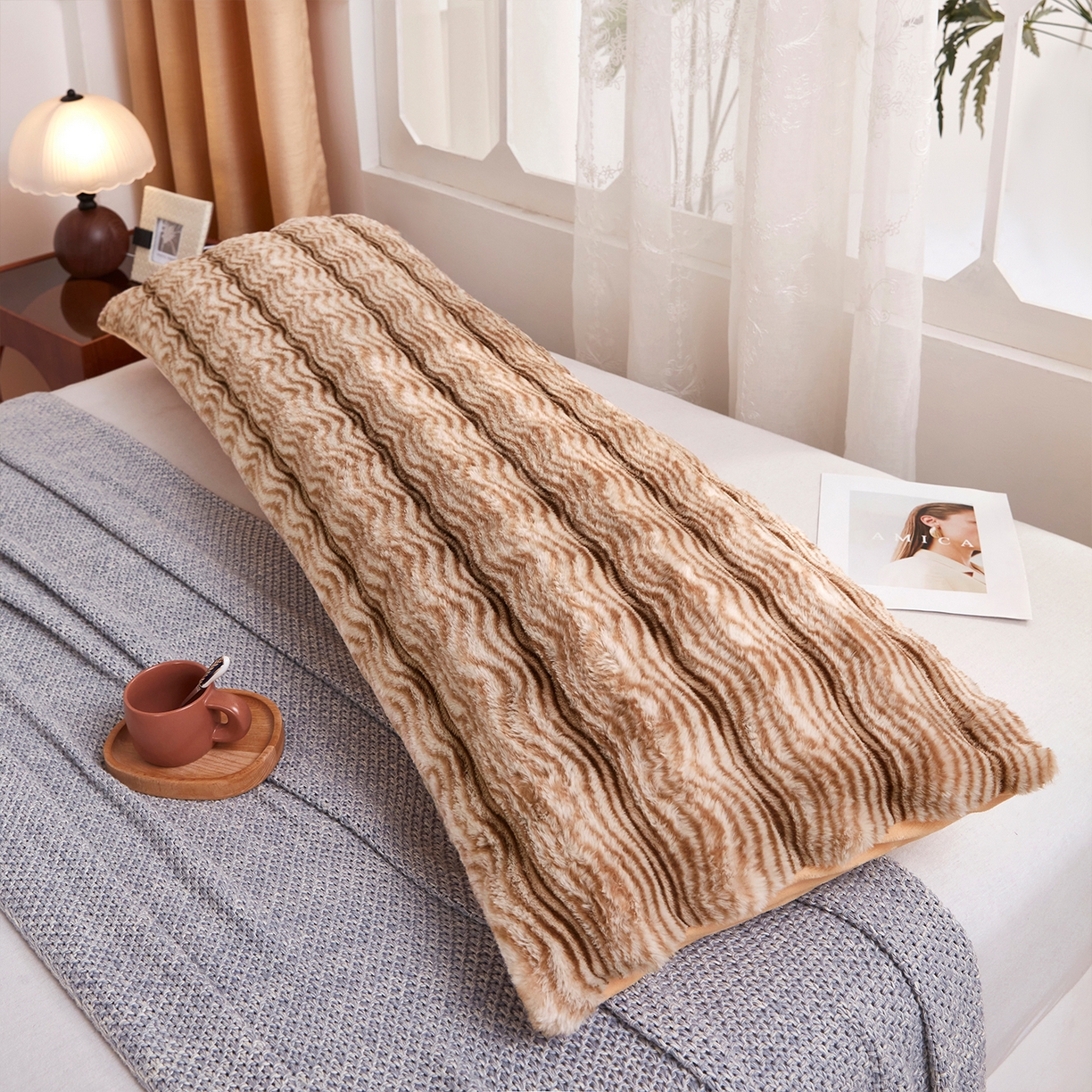 91家纺网 家纺一手货源 找家纺 乐居家纺 2025新款加厚兔毛绒纯色双人枕系列 波纹-云雾咖