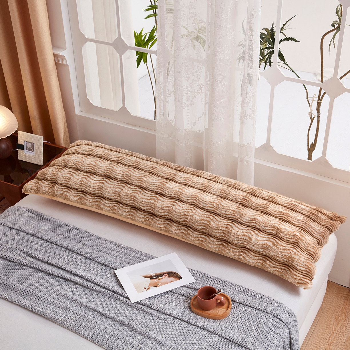 91家纺网 家纺一手货源 找家纺 乐居家纺 2025新款加厚兔毛绒纯色双人枕系列 波纹-云雾咖