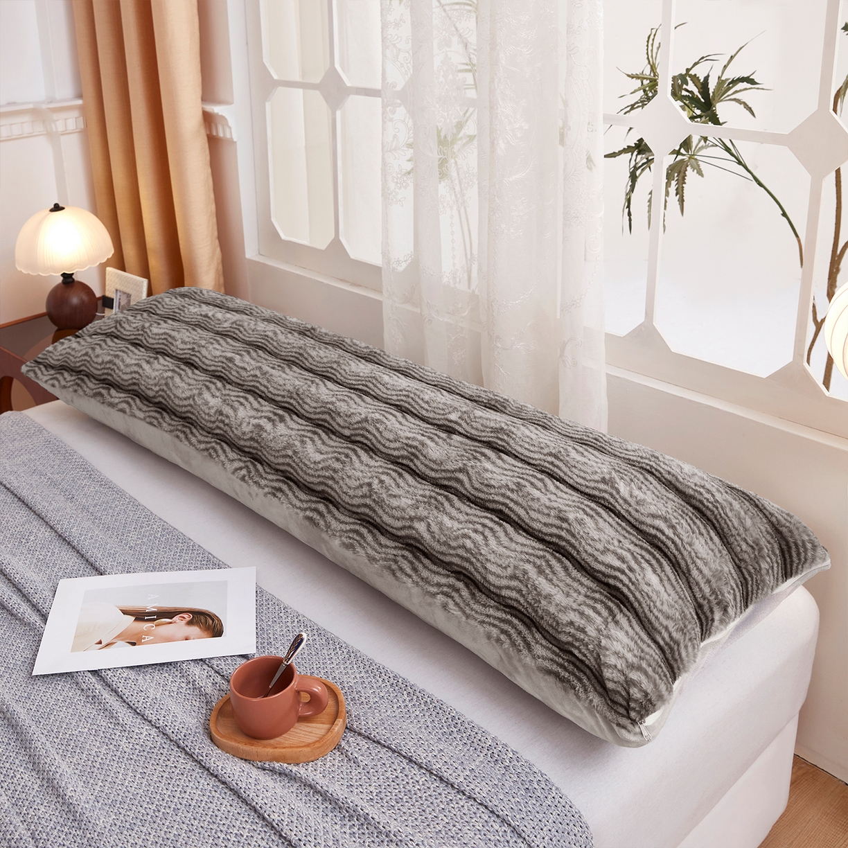 91家纺网 家纺一手货源 找家纺 乐居家纺 2025新款加厚兔毛绒纯色双人枕系列 波纹-云雾浅灰