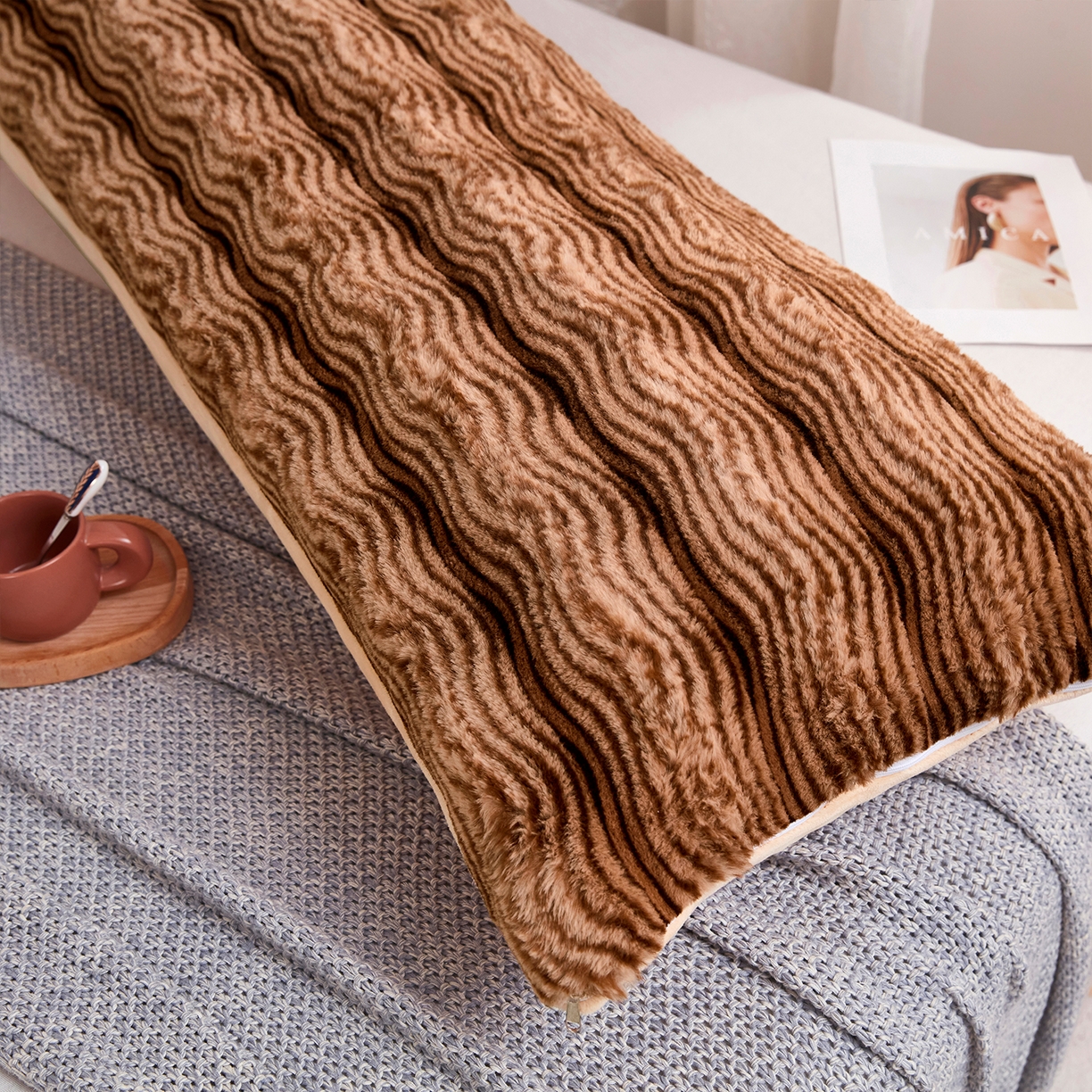 91家纺网 家纺一手货源 找家纺 乐居家纺 2025新款加厚兔毛绒纯色双人枕系列 波纹-云雾棕