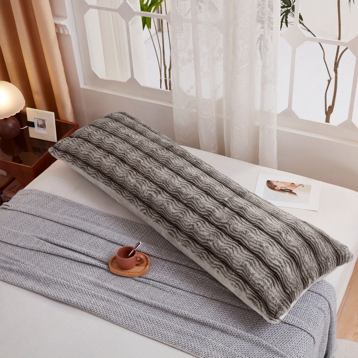 91家纺网 家纺一手货源 找家纺 乐居家纺 2025新款加厚兔毛绒纯色双人枕系列 波纹-云雾浅灰