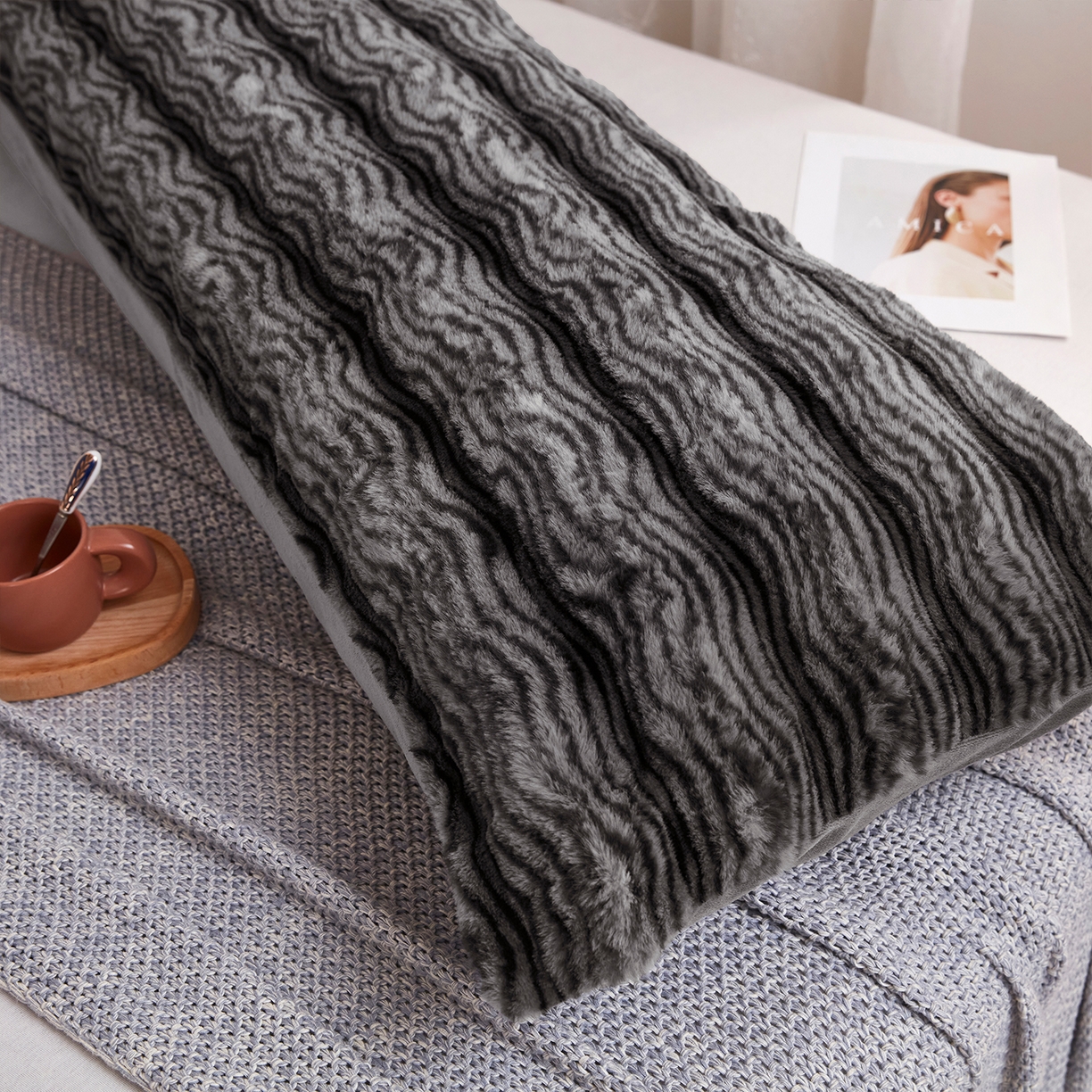 91家纺网 家纺一手货源 找家纺 乐居家纺 2025新款加厚兔毛绒纯色双人枕系列 波纹-云雾深灰