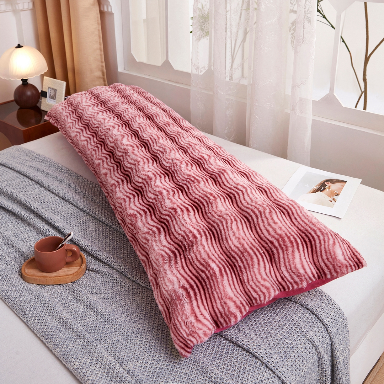 91家纺网 家纺一手货源 找家纺 乐居家纺 2025新款加厚兔毛绒纯色双人枕系列 波纹-云雾嫣红