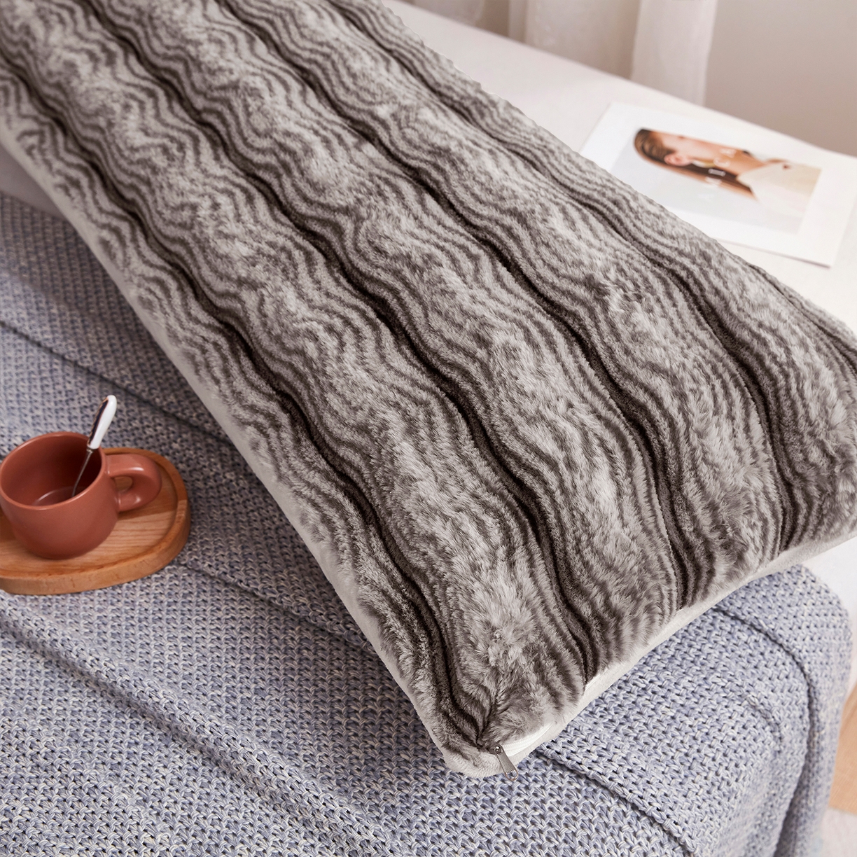 91家纺网 家纺一手货源 找家纺 乐居家纺 2025新款加厚兔毛绒纯色双人枕系列 波纹-云雾浅灰