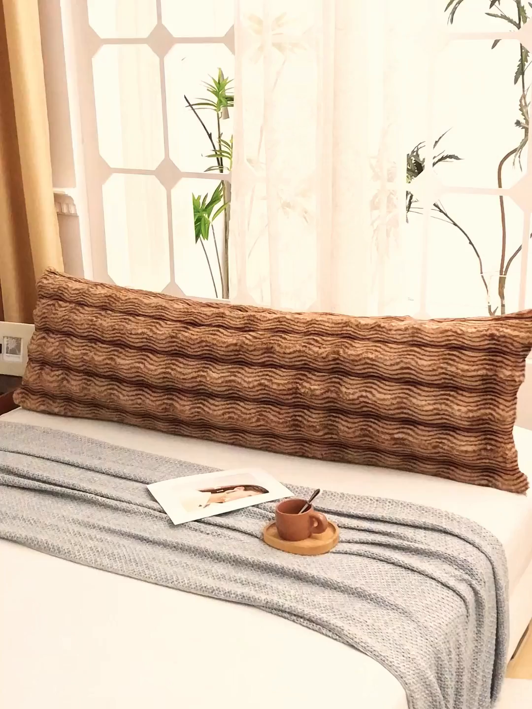 91家纺网 家纺一手货源 找家纺 乐居家纺 2025新款加厚兔毛绒纯色双人枕系列 波纹-云雾咖