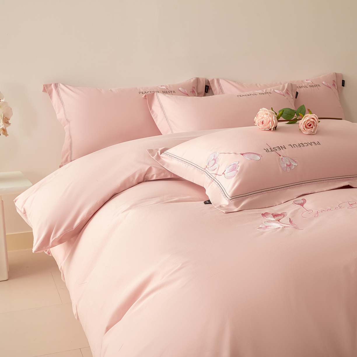 91家纺网 家纺一手货源 找家纺 洺兰家居 2025新疆长绒棉高支高密刺绣款绣花四件套-郁金香 郁金香-粉