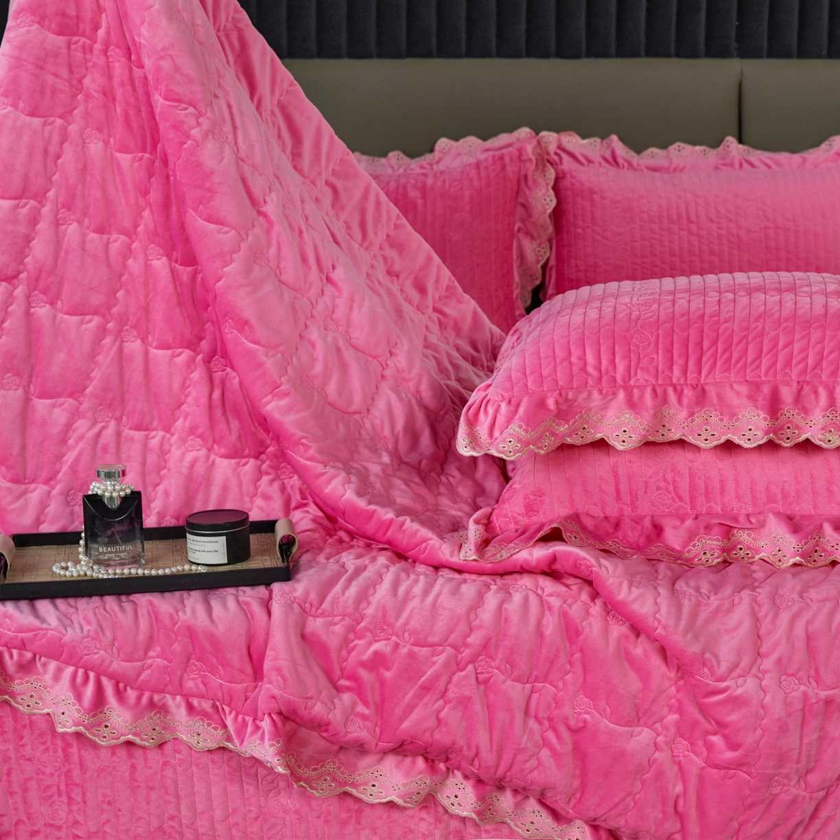 91家纺网 家纺一手货源 找家纺 默忆 2025新款婴儿绒宝宝绒玫瑰版床盖款四件套-慕达 慕达-妍红