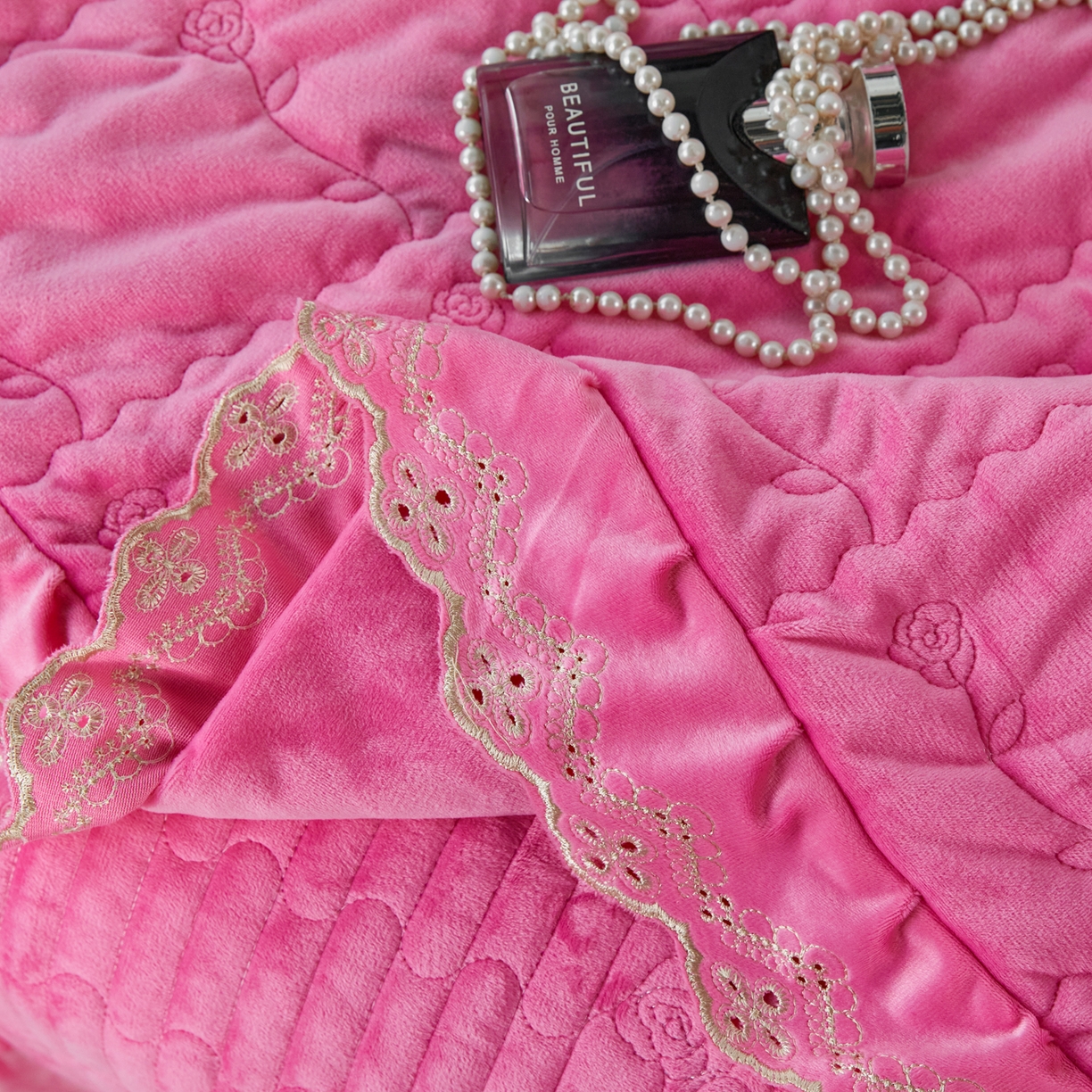 91家纺网 家纺一手货源 找家纺 默忆 2025新款婴儿绒宝宝绒玫瑰版床盖款四件套-慕达 慕达-妍红