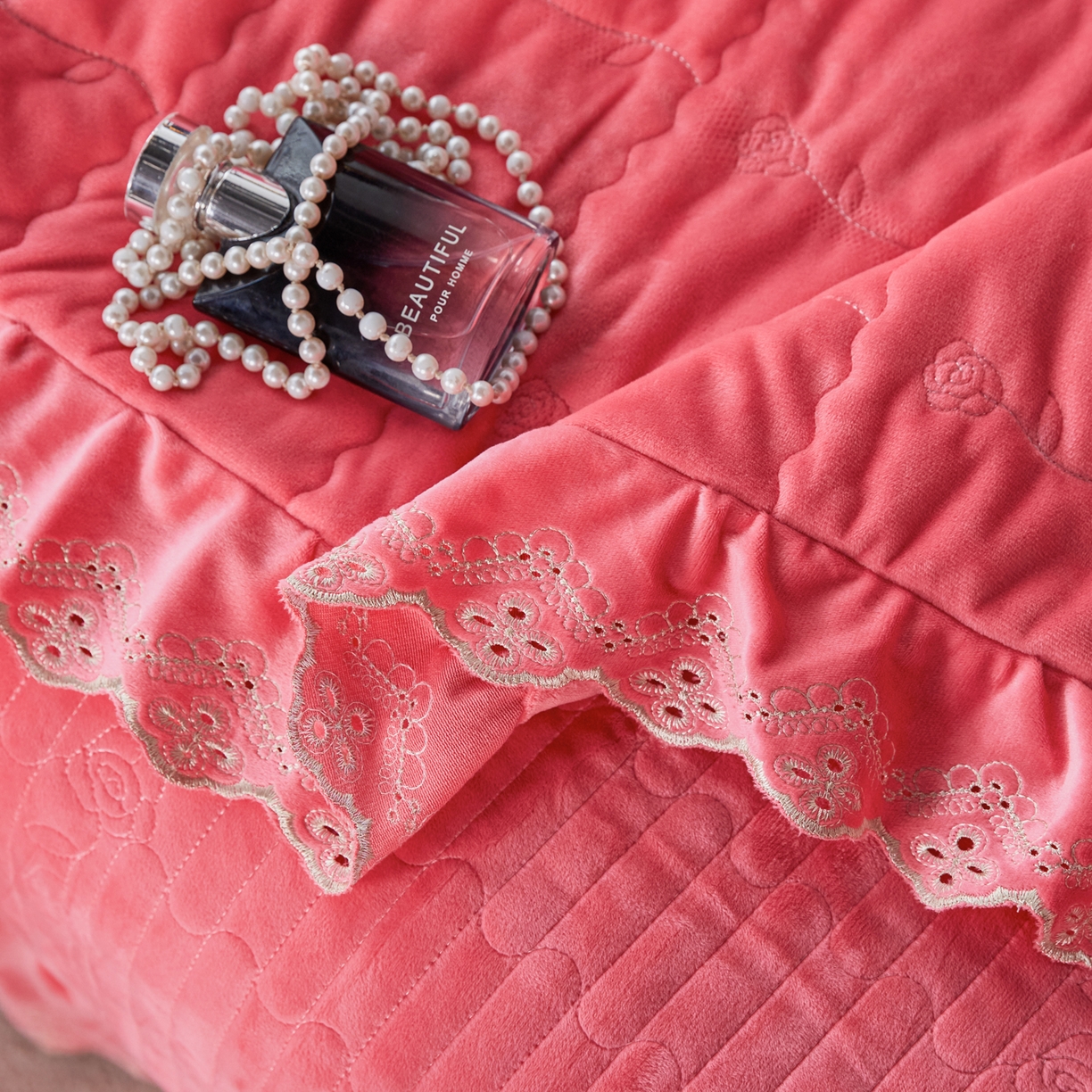 91家纺网 家纺一手货源 找家纺 默忆 2025新款婴儿绒宝宝绒玫瑰版床盖款四件套-慕达 慕达-深粉