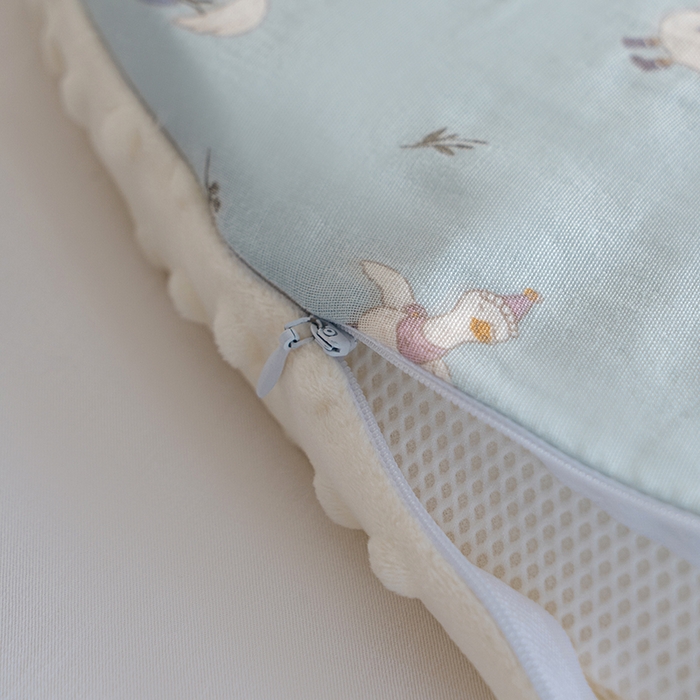 91家纺网 家纺一手货源 找家纺 昕科 2025秋冬绒豆豆-A类母婴级全棉月牙硅胶儿童枕-学生枕芯硅胶儿童枕头 月牙硅胶-花语小鸭-3cm