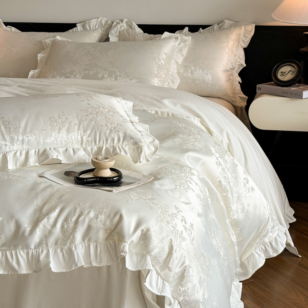 91家纺网 家纺一手货源 找家纺 帝王家纺 2025新款法式小清新秋冬季加厚保暖磨毛提花四件套-繁花 繁花-白