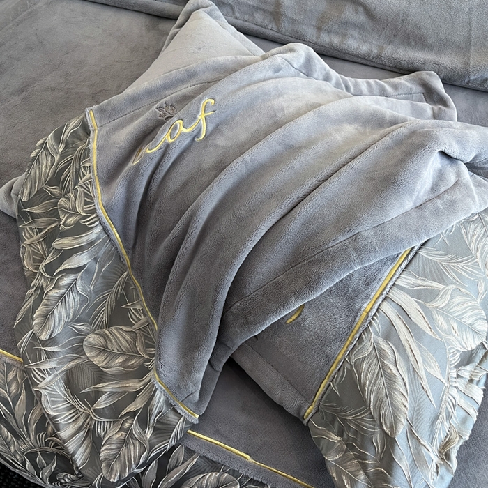 91家纺网 家纺一手货源 找家纺 （总）帝王家纺 2025冬季新款高克重浮雕刺绣牛奶绒四件套加厚保暖双面珊瑚绒-漫叶