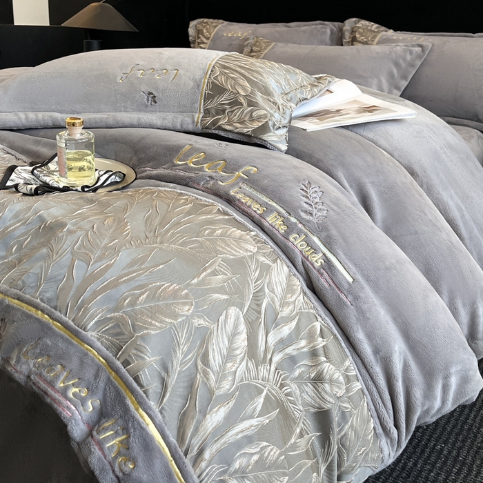 91家纺网 家纺一手货源 找家纺 （总）帝王家纺 2025冬季新款高克重浮雕刺绣牛奶绒四件套加厚保暖双面珊瑚绒-漫叶