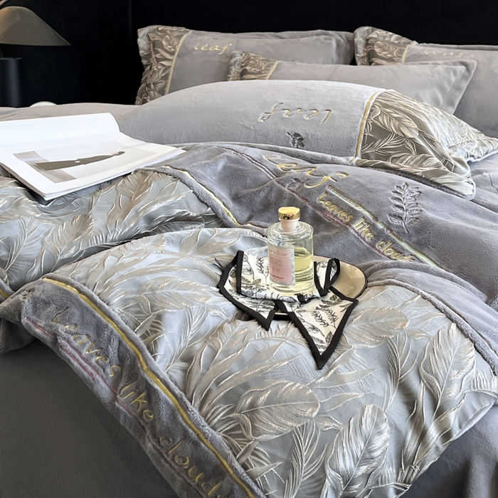 91家纺网 家纺一手货源 找家纺 （总）帝王家纺 2025冬季新款高克重浮雕刺绣牛奶绒四件套加厚保暖双面珊瑚绒-漫叶