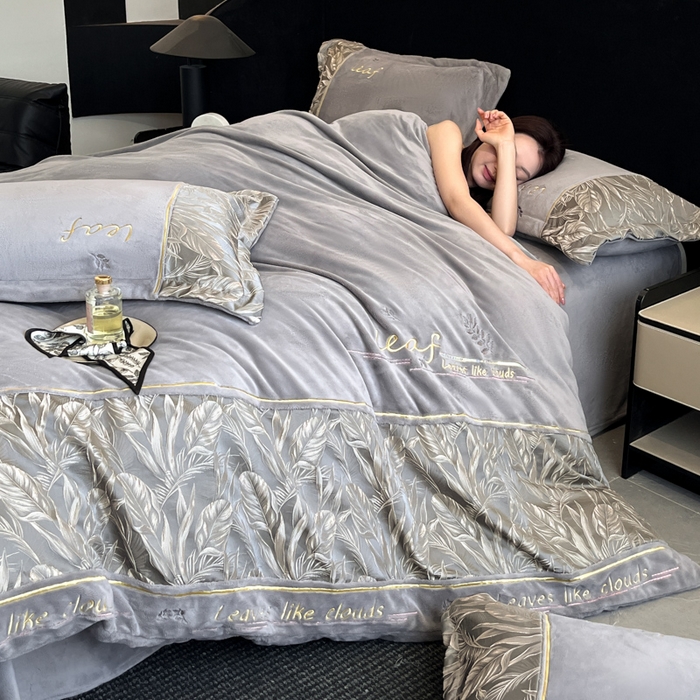 91家纺网 家纺一手货源 找家纺 （总）帝王家纺 2025冬季新款高克重浮雕刺绣牛奶绒四件套加厚保暖双面珊瑚绒-漫叶