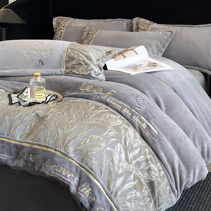 91家纺网 家纺一手货源 找家纺 （总）帝王家纺 2025冬季新款高克重浮雕刺绣牛奶绒四件套加厚保暖双面珊瑚绒-漫叶