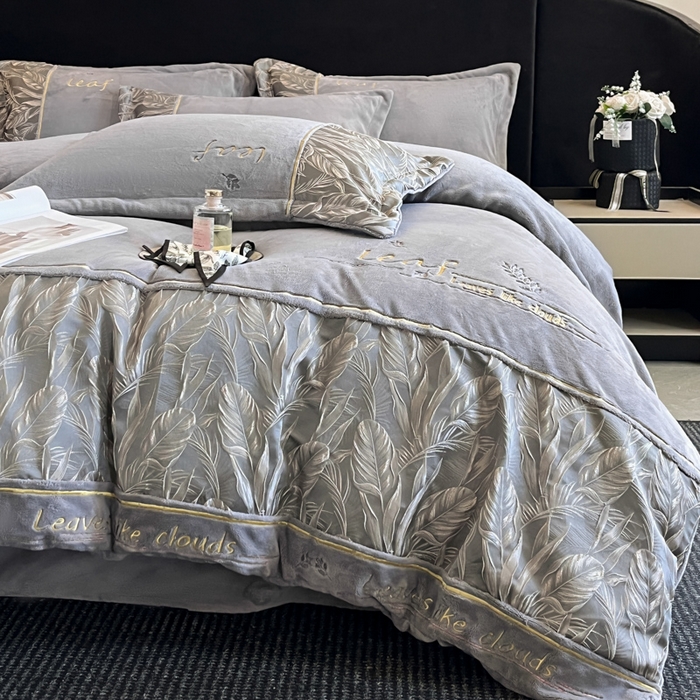 91家纺网 家纺一手货源 找家纺 （总）帝王家纺 2025冬季新款高克重浮雕刺绣牛奶绒四件套加厚保暖双面珊瑚绒-漫叶