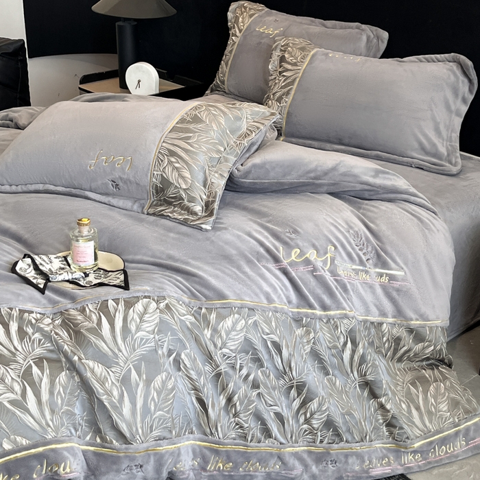 91家纺网 家纺一手货源 找家纺 （总）帝王家纺 2025冬季新款高克重浮雕刺绣牛奶绒四件套加厚保暖双面珊瑚绒-漫叶